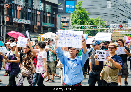 Menschen, die Demokratie wollen gesammelt für gegen den Militärputsch in Bangkok, Thailand. Stockfoto