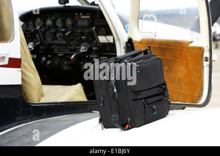 Flug bereit Tasche und Piper Pa-28 Archer Leichtflugzeug Aeroclub Ushuaia, Argentinien Stockfoto