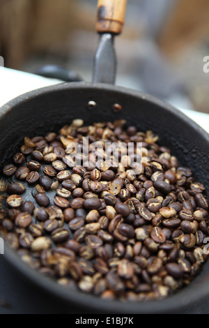 Kaffeebohnen geröstet in der Pfanne in Addis Abeba Stockfoto