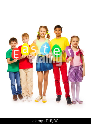 Kinder halten Ei gestalten bunte Karten hintereinander Stockfoto