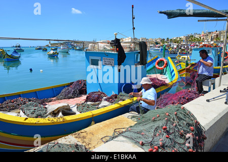 Fischern am Kai, Marsaxlokk Hafen, Marsaxlokk, South Eastern District, Malta Xlokk Region, Republik Malta Stockfoto