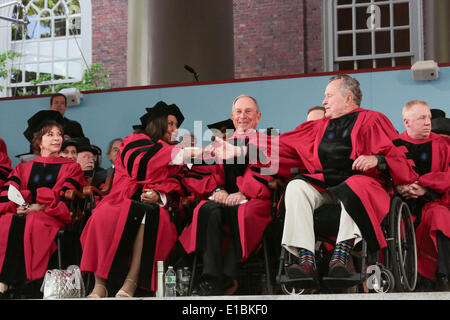 Cambridge, Massachusetts, USA. 29. Mai 2014. Der ehemalige Präsident George HW Bush, Recht, gratuliert legendären Sängerin Aretha Franklin nach die Nationalhymne als ehemalige New Yorker Bürgermeister Michael Bloomberg singt zwischen den beiden während 363rd Abschlussfeier Harvard University in Cambridge, Massachusetts sitzt. Die drei gehörten mehrere Gäste, die Ehrentitel während der Aufnahme zu erhalten. Bildnachweis: Nicolaus Czarnecki/METRO Boston/ZUMAPRESS.com/Alamy Live-Nachrichten Stockfoto