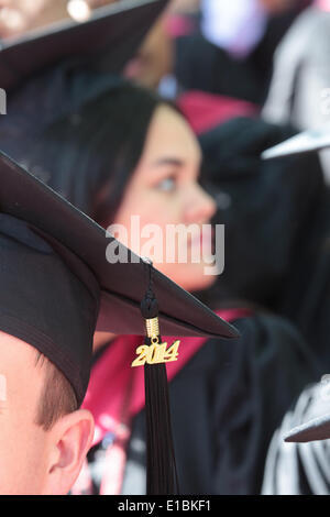 Cambridge, Massachusetts, USA. 29. Mai 2014. Absolventinnen und Absolventen füllen das Publikum während 363rd Abschlussfeier Harvard University in Cambridge, Massachusetts. Bildnachweis: Nicolaus Czarnecki/METRO Boston/ZUMAPRESS.com/Alamy Live-Nachrichten Stockfoto