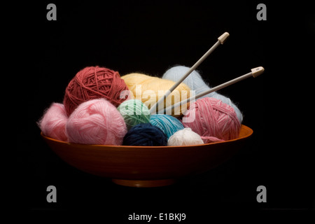 bunte stricken Garn in einer Schüssel auf schwarzem Hintergrund Stockfoto