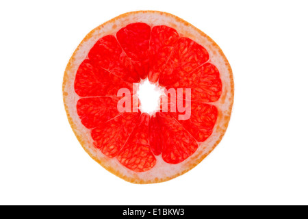 Bunte Scheibe Ruby Grapefruit isoliert auf weiss zeigt die saftige saftiges Fruchtfleisch und die Struktur der pulsierenden rosa Segmente Stockfoto