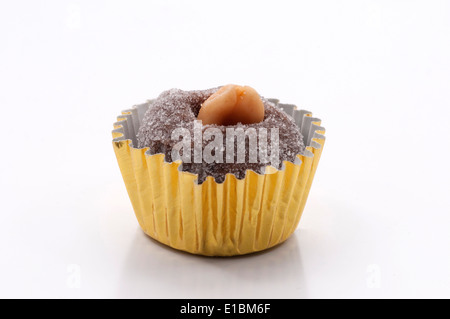 Cajuzinho ist brasilianische süß gemacht mit Kondensmilch und Kokosnuss Stockfoto