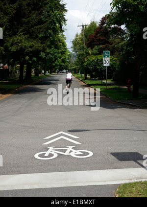 Radfahrer in den Fahrradweg an der Cypress Street in Shaughnessy, Vancouver, BC, Kanada Stockfoto