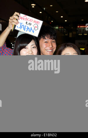 Chiba, Japan - Fans von "The Vamps" warten am Narita International Airport am 30. Mai 2014. Die britische pop-Rock-Band kam zum ersten Mal nach Japan, um das neue Album "The Vamps erfüllen" fördert. © Rodrigo Reyes Marin/AFLO/Alamy Live-Nachrichten Stockfoto