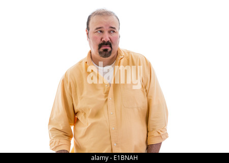 Misstrauisch gegenüber skeptisch Mann mittleren Alters mit einem Spitzbart stehen seitlich auf der rechten Seite des Rahmens mit einem spekulativen Blick suchen, Stockfoto