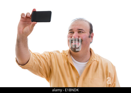 Glücklicher Mann unter einem Selbstporträt oder Selfie auf seinem Handy, zu seinen Freunden über die social-Media-Netzwerk-Holding zu senden die Stockfoto