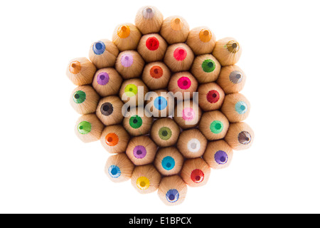 Haufen von scharfen farbigen Holzbleistifte, Symbol der Kreativität, isoliert auf weißem Hintergrund, geschossen von oben Stockfoto