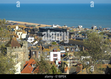 Blick über die Altstadt von Hastings zur schwarz gefliesten Galerie für zeitgenössische Kunst von Hastings am Strand, East Sussex, Großbritannien Stockfoto