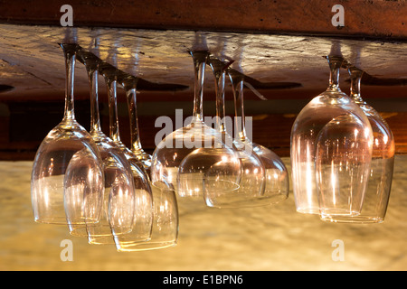 Leere Gläser für alkoholische Getränke über einer Bar rack-Hintergrund Stockfoto