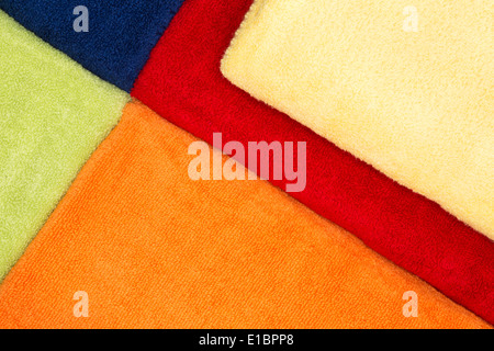 Bunte Hintergrundmuster von flauschigen Baumwollhandtücher angeordnet in einer geometrischen Gestaltung der leuchtend rot, grün, gelb, blau und orange Stockfoto