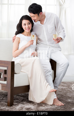 Fröhliches junges Paar mit Champagner Stockfoto