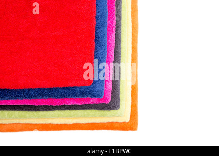 Bunte Stapel flauschig frische und saubere Handtücher ordentlich gefaltet und angezeigt, um ihre Farben mit einem roten zeigen oben, aus betrachtet Stockfoto