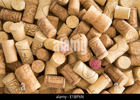Hintergrundtextur von einem zufällig zerstreuten Haufen von sortierte gebrauchte Weinkorken mit Sorte und Weingut Details auf der Oberfläche der t Stockfoto