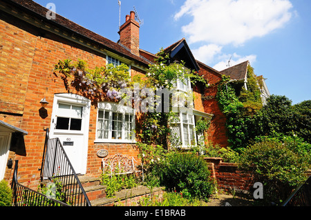 Hübsche Ferienhäuser mit Glyzinien aufwachsen Wand, Stratford-Upon-Avon, Warwickshire, England, West-Europa. Stockfoto