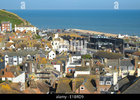 Blick über die Altstadt von Hastings zur schwarz gefliesten Galerie für zeitgenössische Kunst Hastings am Stade-Strand in der Altstadt Stockfoto