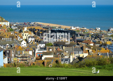 Blick über die Altstadt von Hastings, Hastings Galerie für Zeitgenössische Kunst (ehemals Jerwood Kunstgalerie) am Strand, East Sussex, GB, UK Stockfoto