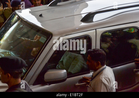 Narendra Modi blitzte eine triumphale V, als er seine Partei Büro in Gandhinagar erreicht Stockfoto