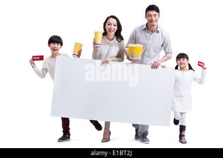 Aufgeregt Familie mit Kinokarten und whiteboard Stockfoto