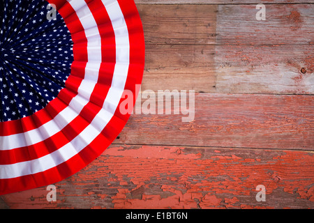 Patriotische Independence Day-Abzeichen auf dem Fourth Of July in den Farben der amerikanischen Flagge mit Sternen und Streifen am feiern ein Stockfoto