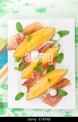 Melonenscheiben mit Schinken und mozzarella Stockfoto