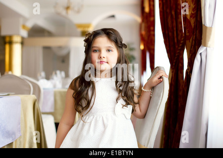 Schöne kleine Fashionista posiert in restaurant Stockfoto