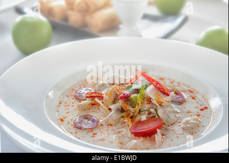 Hühnersuppe, scharf und würzig, Lieblings-thai-Küche Stockfoto