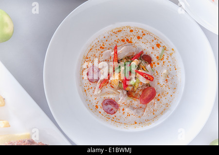 Hühnersuppe, scharf und würzig, Lieblings-thai-Küche Stockfoto