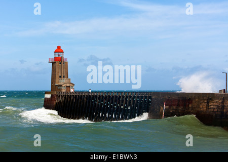 Rote Leuchte am Hafen von Fecamp, Normandie, Frankreich Stockfoto