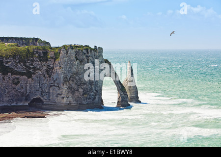 Porte d'Aval Bogen und Pinnacle Naturstein bei Etretat, Normandie, Frankreich. Stockfoto