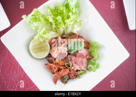 Thailändisches Essen ist gegrilltes Rindfleisch mit würziger Salat Stockfoto