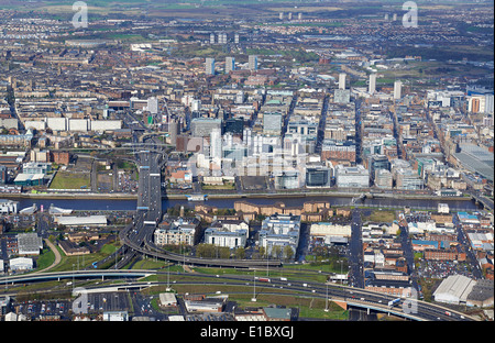 Stadtzentrum von Glasgow aus Luft, Zentral-Schottland, England, aus dem Süden mit dem Fluss Clyde und Kingston Bridge Vordergrund Stockfoto