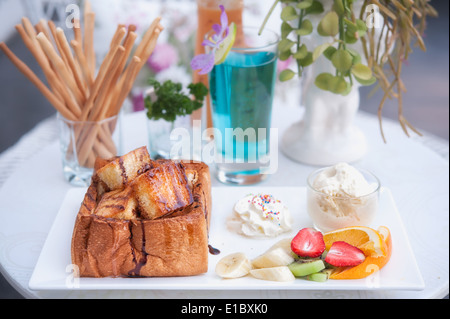 French Toast mit Eis und Obst Stockfoto