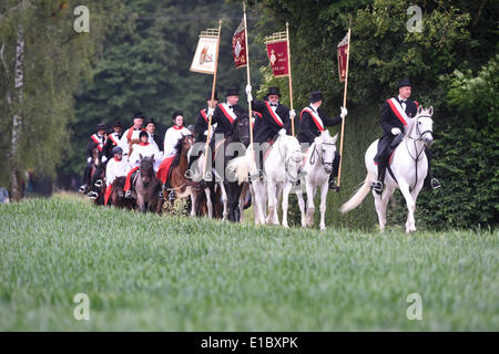 Weingarten, Deutschland. 30. Mai 2014. Eine Gruppe von Fahrern beteiligt sich an der traditionellen heiligen Blut-Prozession in Weingarten, Deutschland, 30. Mai 2014. Die feierliche Prozession zu Ehren der Reliquie des Heiligen Blutes findet jedes Jahr am Tag nach Christi Himmelfahrt statt. Mehr als 2.000 feierlich gekleideten Pilger Reiten auf Pferden durch die festlich geschmückten Straßen in Europas größten berittenen Prozession. Foto: FELIX KAESTLE/Dpa/Alamy Live News Stockfoto