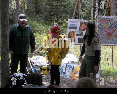 Die Fire Station Conservation Education Expo im Flathead National Forest bietet Familien Bildungsmöglichkeiten, um mehr über Forstwirtschaft, Naturschutz und Forstwirtschaft zu erfahren. Diese familienfreundliche Veranstaltung bietet wertvolle Einblicke in die Bedeutung der Umweltverantwortung. Stockfoto