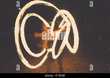 Bewegung des Feuers Spinnen durch die Luft. Stockfoto