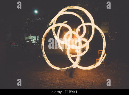 Bewegung des Feuers Spinnen durch die Luft. Stockfoto