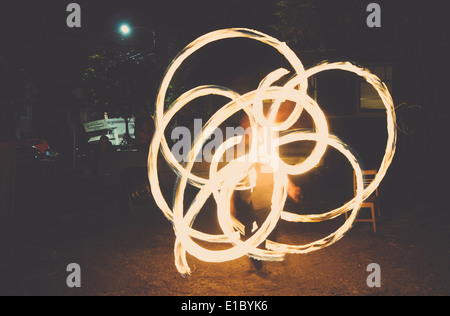 Bewegung des Feuers Spinnen durch die Luft. Stockfoto