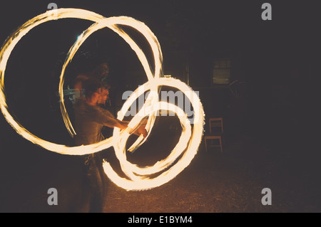 Bewegung des Feuers Spinnen durch die Luft. Stockfoto