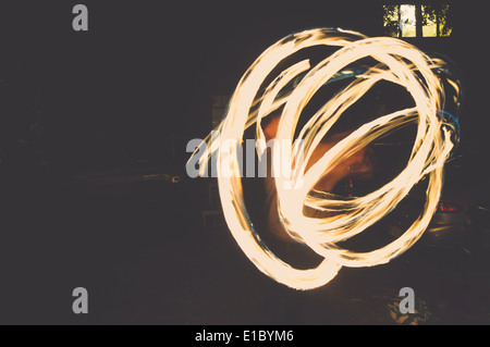 Bewegung des Feuers Spinnen durch die Luft. Stockfoto