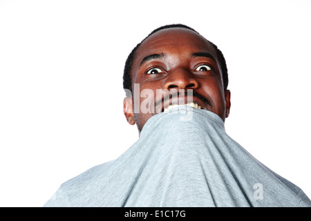 Porträt der jungen afrikanischen verrückter beißen sein T-shirt über weißem Hintergrund Stockfoto