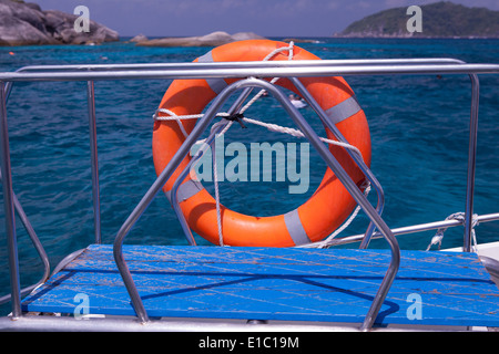 Orange Lebensretter auf dem Schnellboot Stockfoto