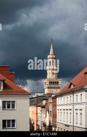 Turm des Rathauses erhebt sich über Altstadt, Oppeln, Schlesien, Polen Stockfoto