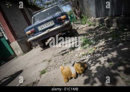 Lada-Auto auf dem Burggelände in Slowjansk zerstört während der ukrainischen Granatwerferfeuer, 2014-Konflikt in der Ukraine Stockfoto