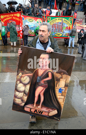 Kaya Mar, Künstler, mit satirischen Gemälde "Erdoğan, der türkischen Sonne-König" - türkische Ministerpräsident Recep Tayyip Erdoğan Stockfoto