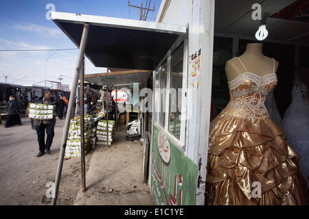 Al Mafraq, Jordanien. 6. Februar 2014. Leben geht weiter in Zaatari. Hier verkauft ein Geschäft Kleider für viele Hochzeiten stattfindenden jedes Jahr im Frühling. 6. Februar 2014. Zaatari Camp, Jordanien. © Gabriel Romero/ZUMA Wire/ZUMAPRESS.com/Alamy Live-Nachrichten Stockfoto