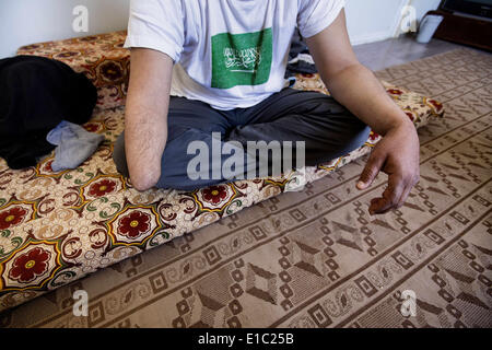 Al Mafraq, Jordanien. 8. Februar 2014. Eine Hand Amputierte vorzogen, dass sein Gesicht nicht aus Angst vor Repressalien des syrischen Regimes gezeigt werden. Zaatari Camp, Jordanien. © Gabriel Romero/ZUMA Wire/ZUMAPRESS.com/Alamy Live-Nachrichten Stockfoto